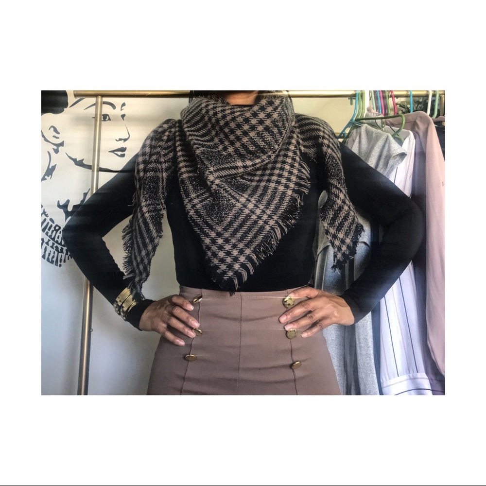 🌻 Plaid Triangle Scarf